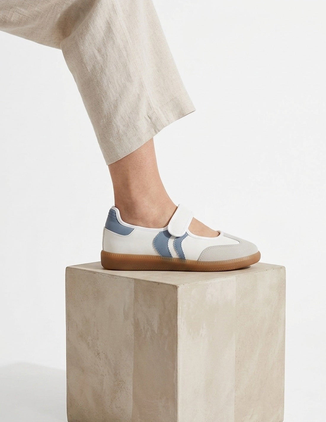Deportivas Bailarinas Blancas y Azules con velcro_3489.jpg
