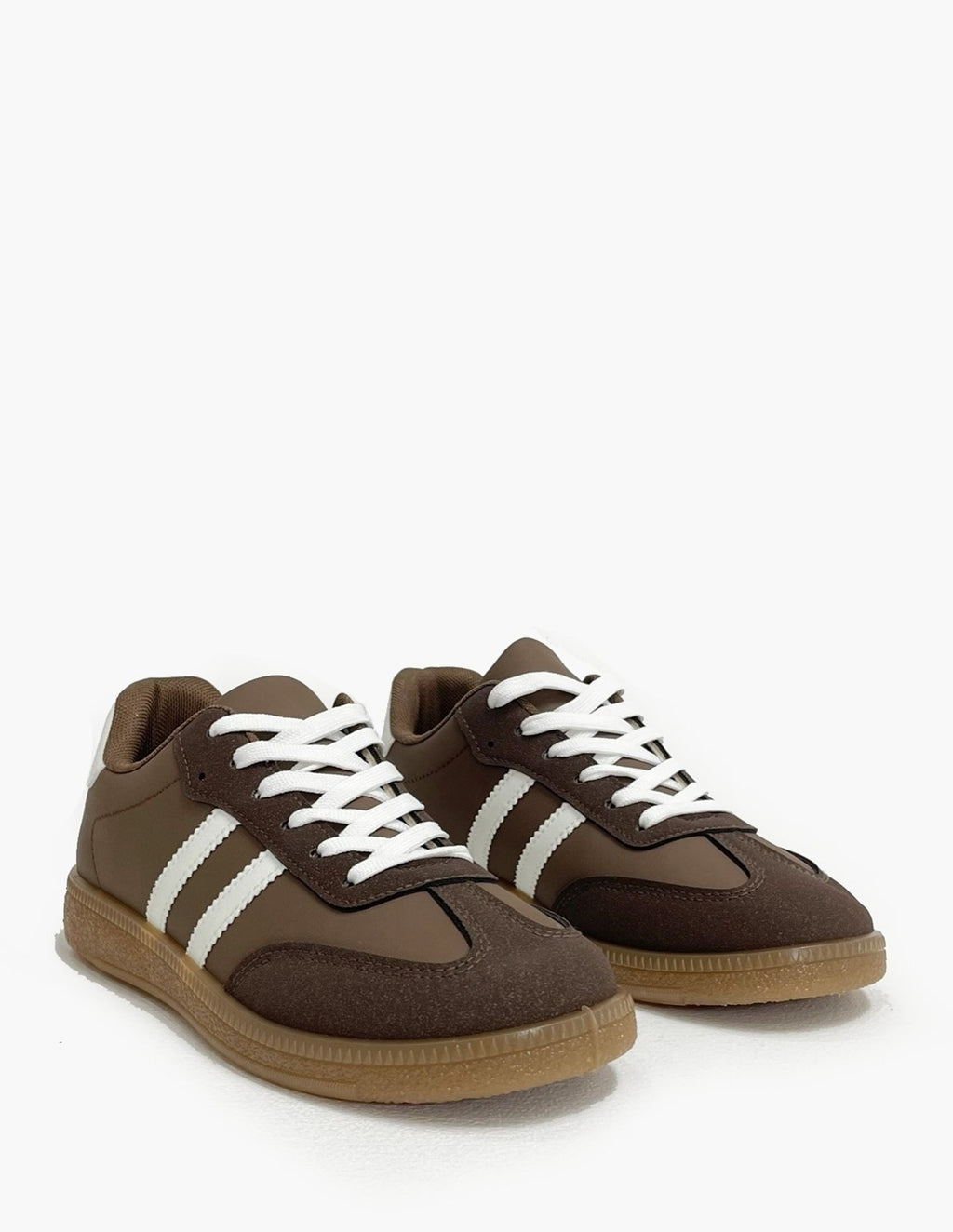 Deportivas clásicas marrones_3258.jpg