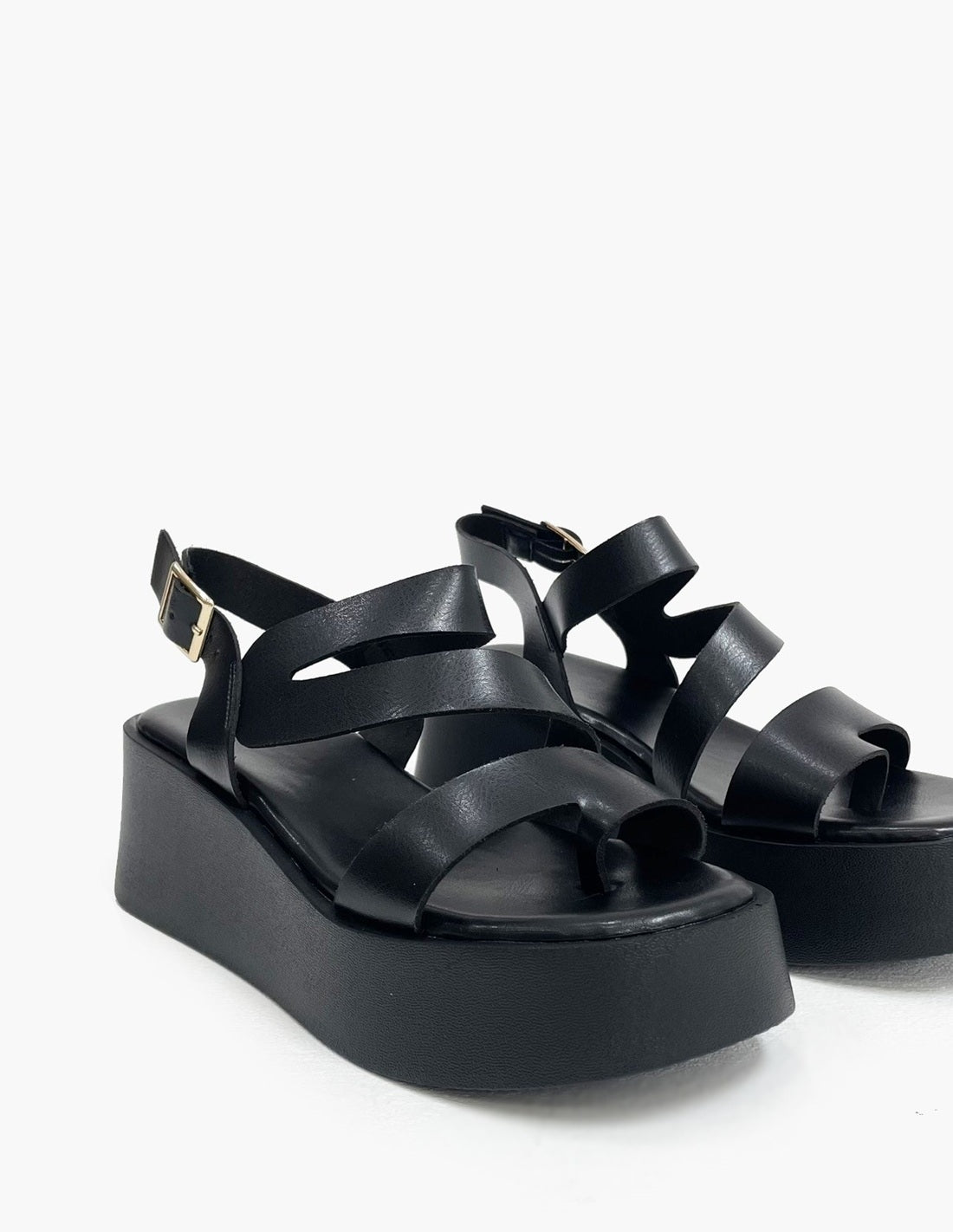 Sandalia de dedo negra con plataforma_3577.jpg