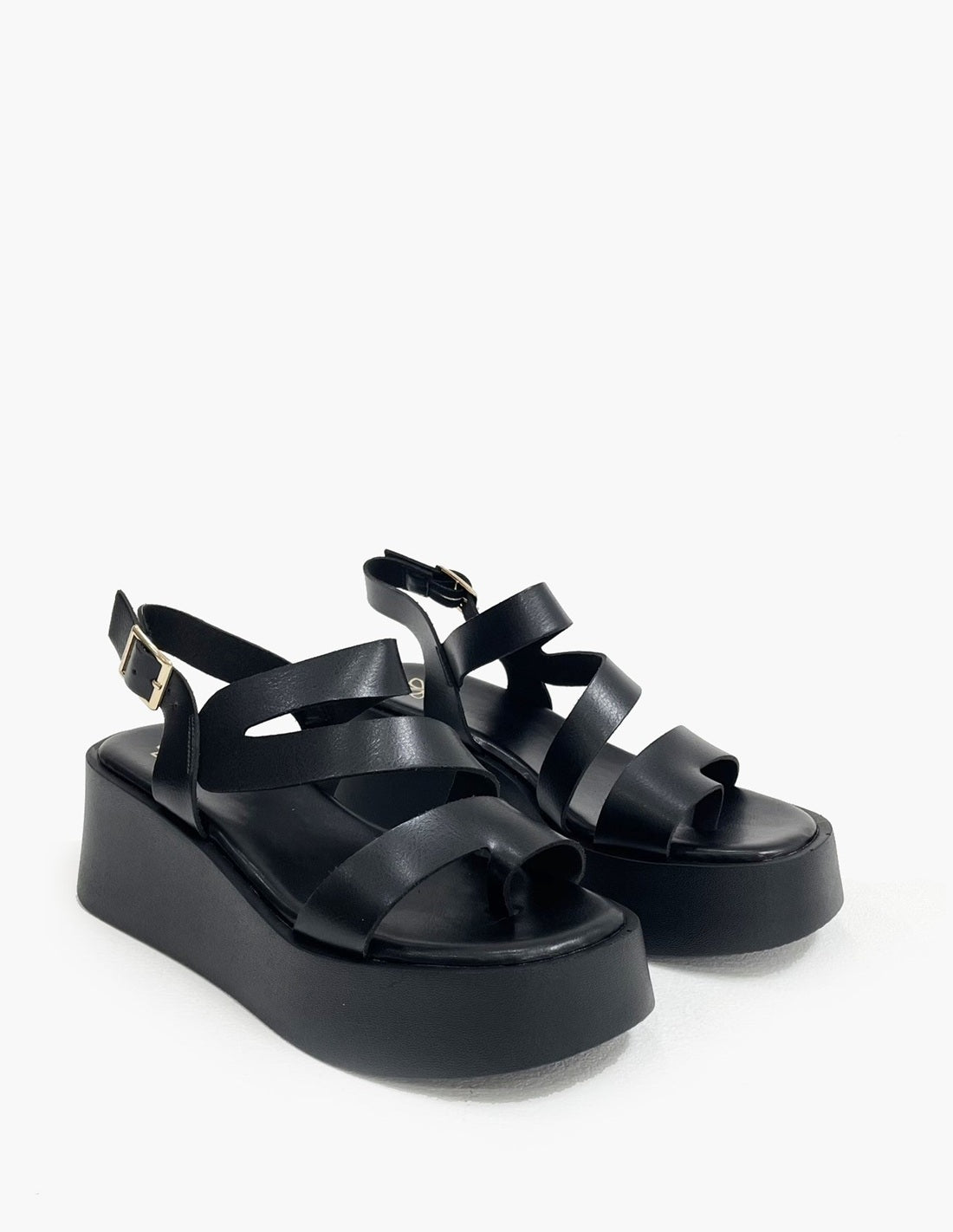Sandalia de dedo negra con plataforma_3578.jpg