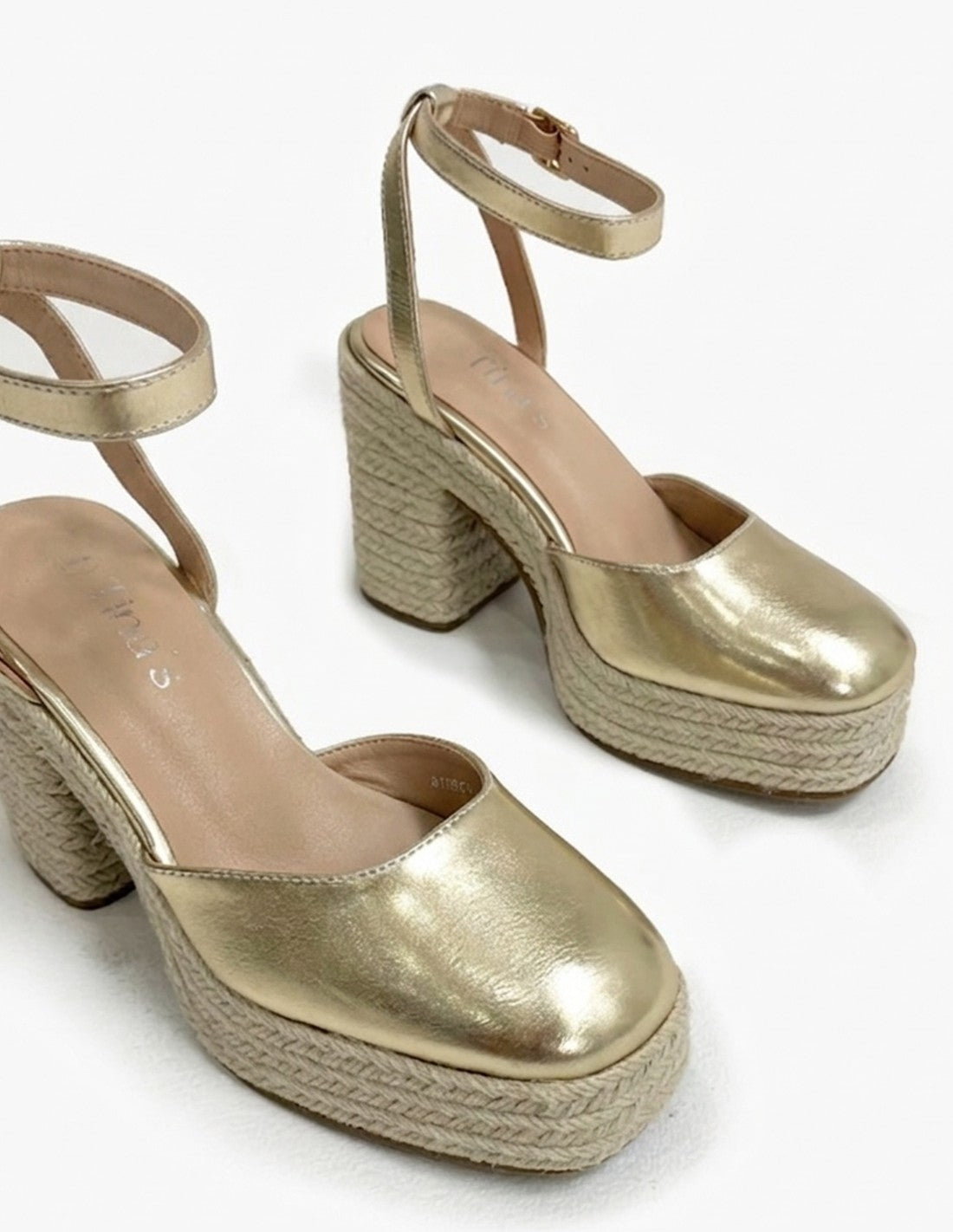 Sandalias doradas - Tacón y Plataforma en Yute_3595.jpg