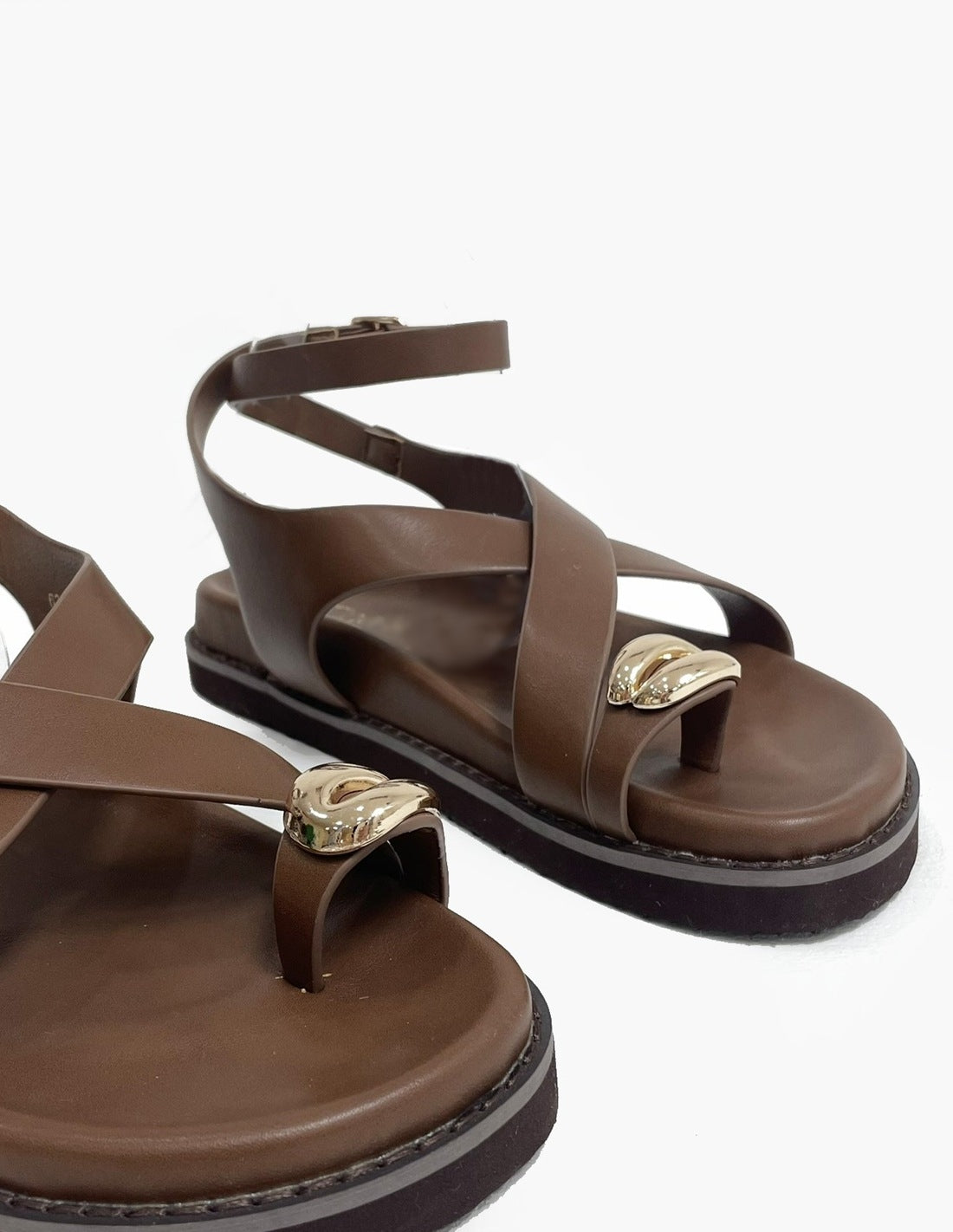 Sandalias marrones anillo dedo independiente_3636.jpg