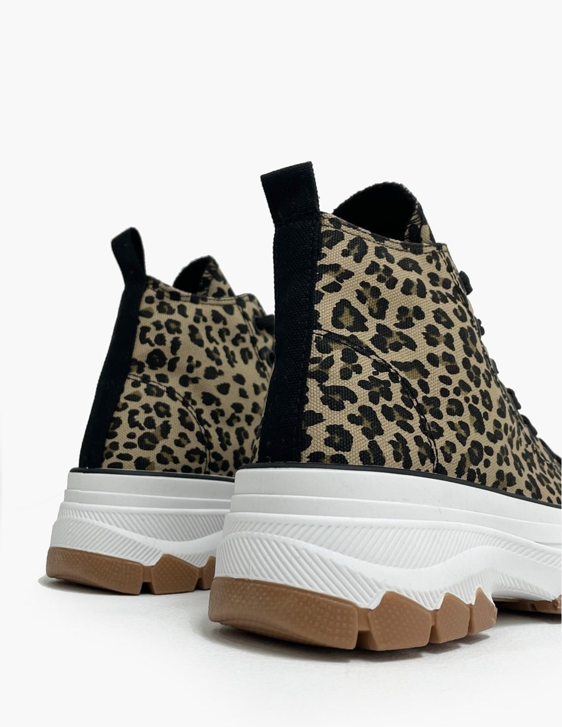 Zapatilla alta con estampado de leopardo_3315.jpg