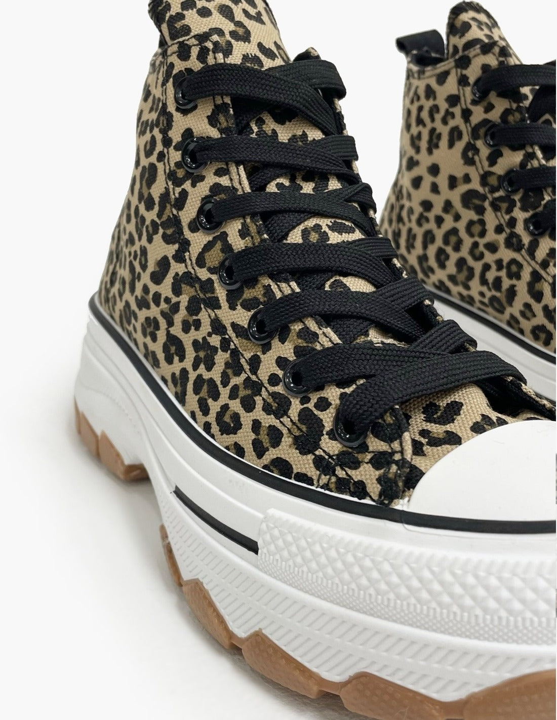 Zapatilla alta con estampado de leopardo_3316.jpg