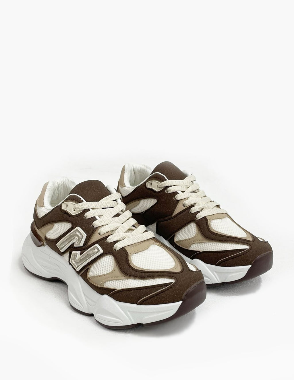 Zapatilla deportiva color marrón_3319.jpg