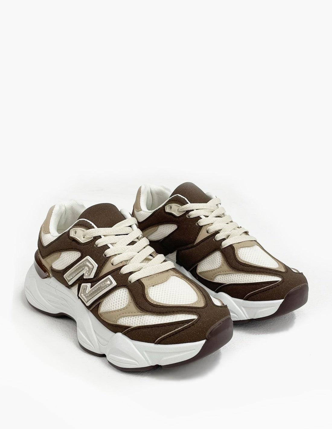 Zapatilla deportiva color marrón_3319.jpg