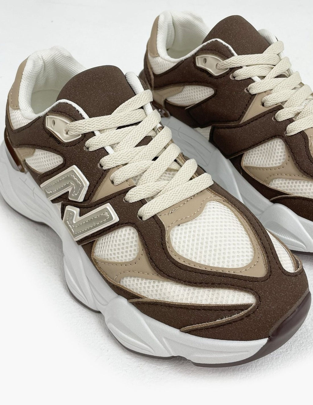Zapatilla deportiva color marrón_3320.jpg