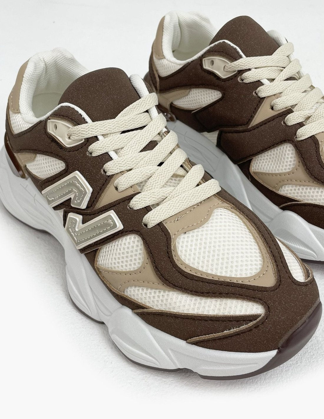 Zapatilla deportiva color marrón_3320.jpg