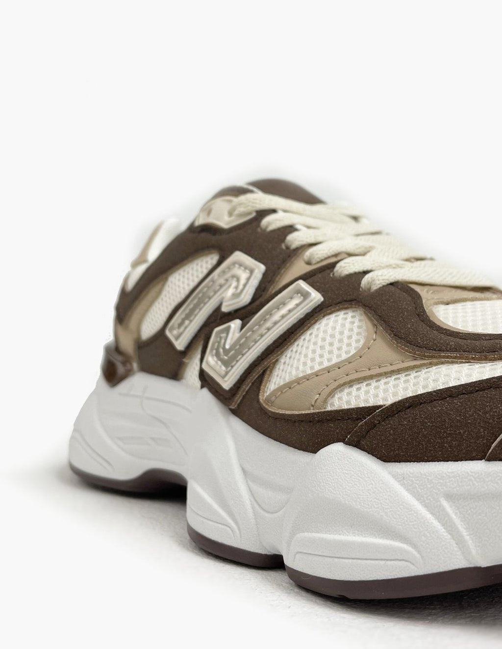 Zapatilla deportiva color marrón_3321.jpg