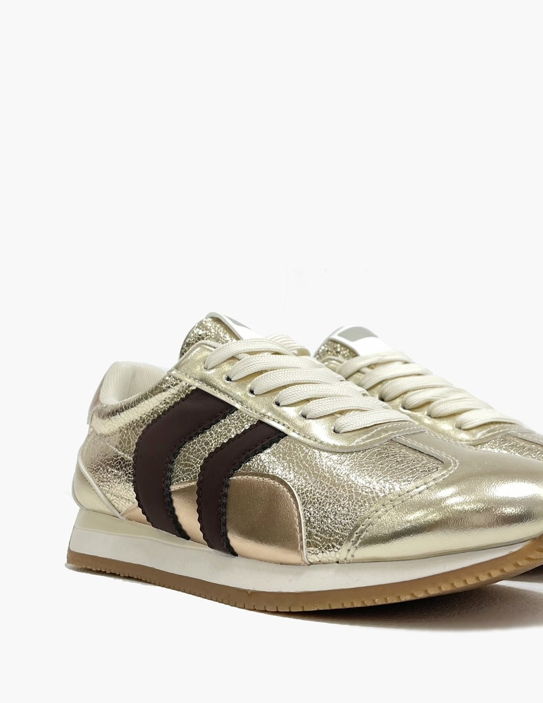 Zapatillas deportivas doradas y marrones_3447.jpg