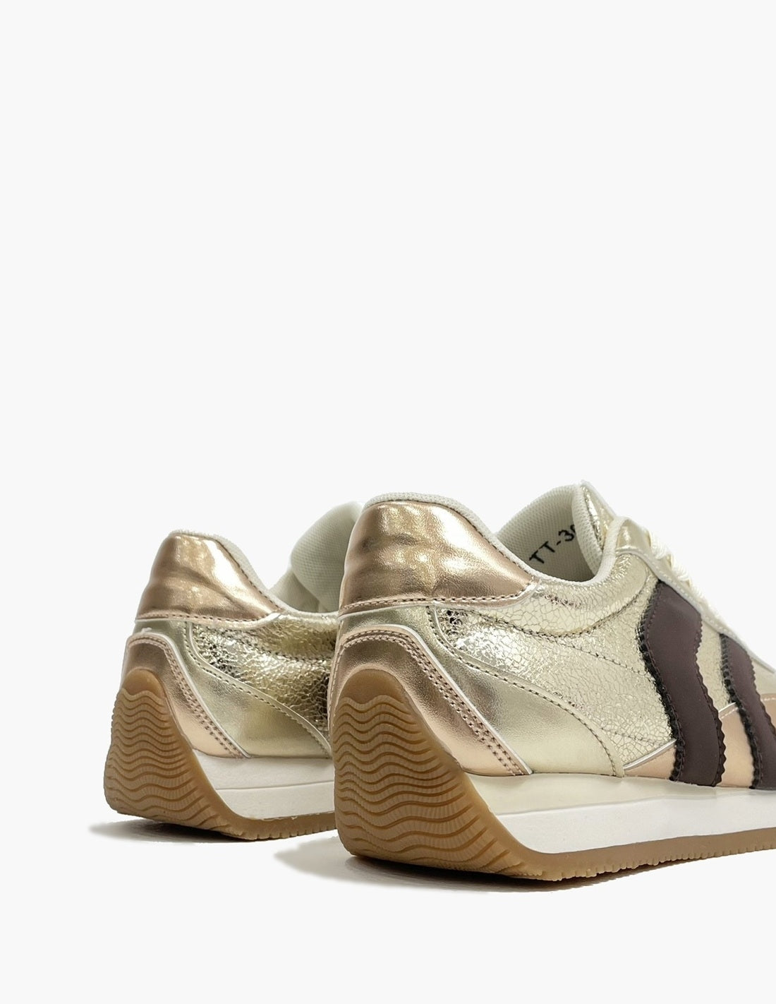 Zapatillas deportivas doradas y marrones_3448.jpg