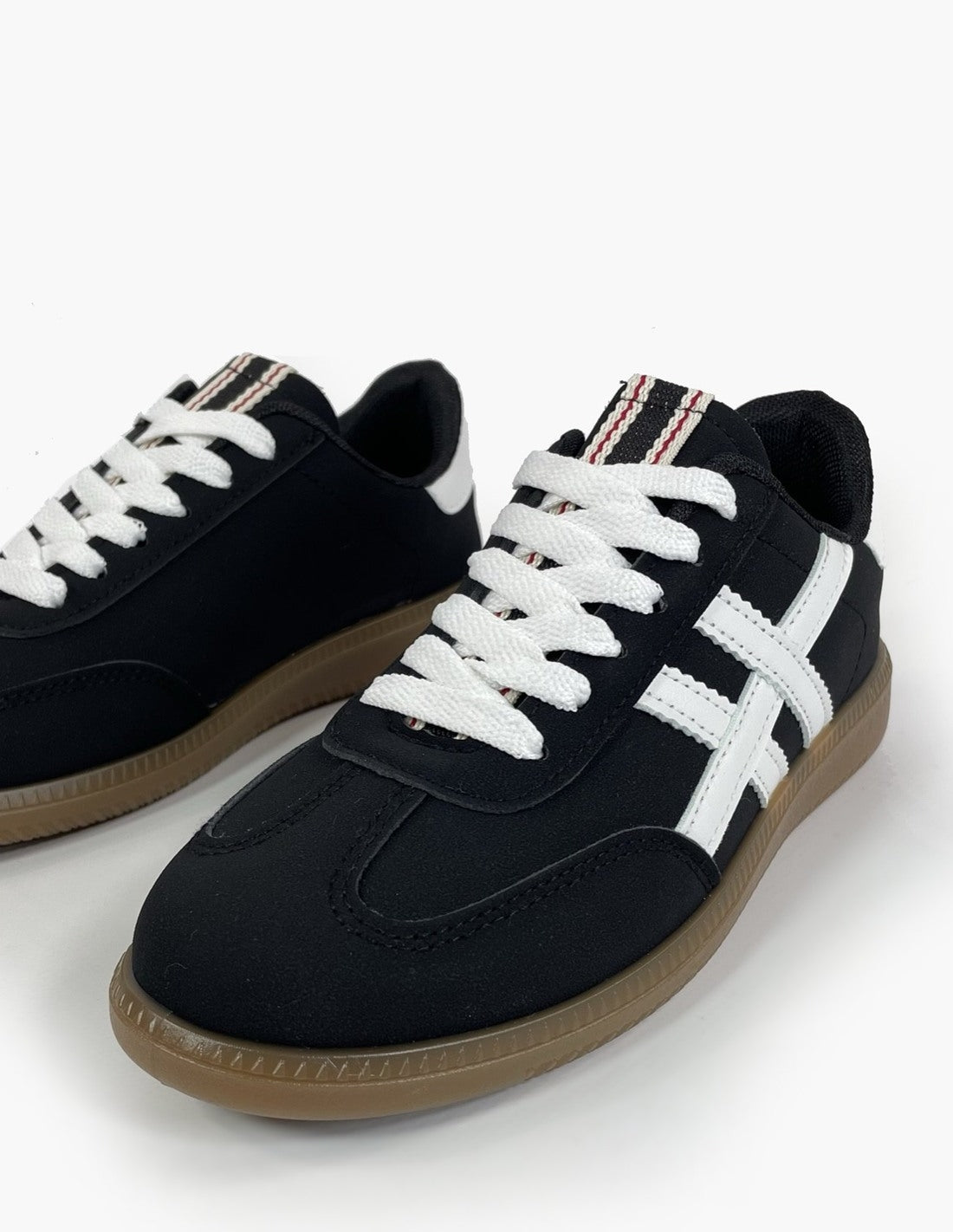 Zapatillas negras mujer - Lineas blancas_3000.jpg