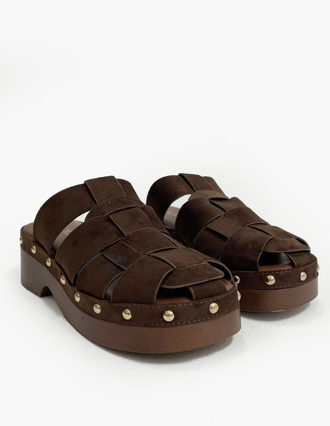 Zuecos marrones estilo cangrejera con tachuelas_3619.jpg