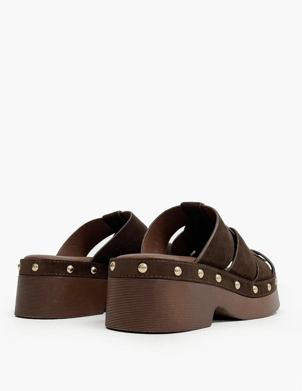 Zuecos marrones estilo cangrejera con tachuelas_3620.jpg