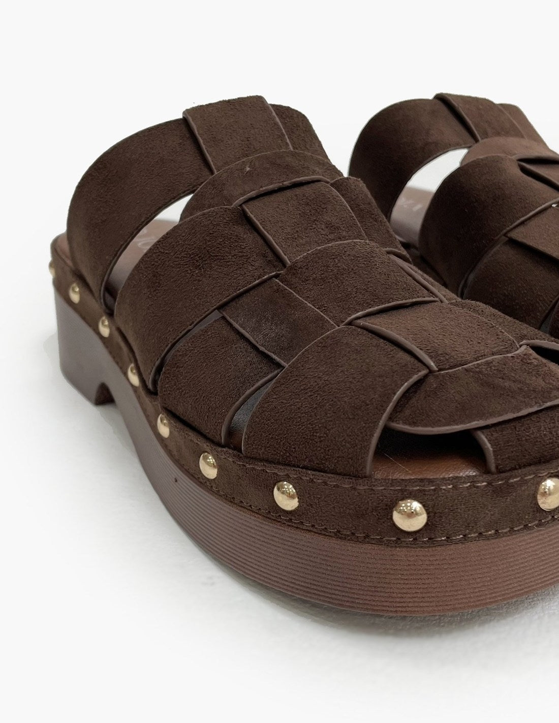 Zuecos marrones estilo cangrejera con tachuelas_3621.jpg