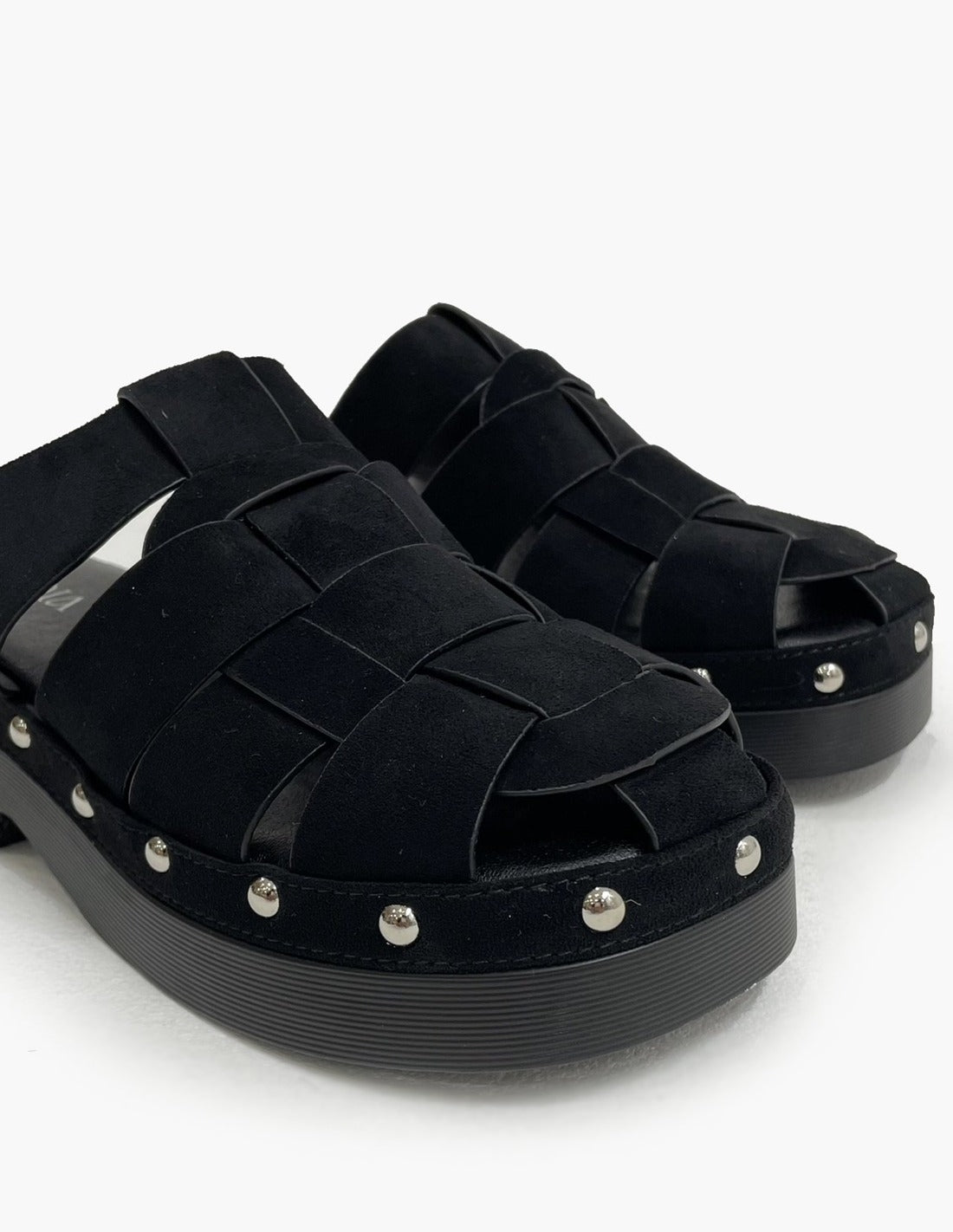 Zuecos negros estilo cangrejera con tachuelas_3613.jpg