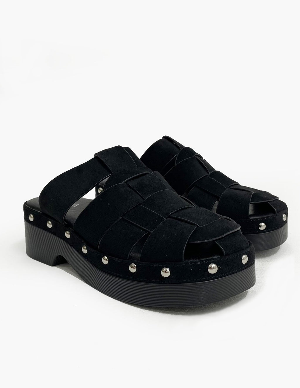 Zuecos negros estilo cangrejera con tachuelas_3615.jpg