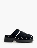 Zuecos negros estilo cangrejera con tachuelas_3617.jpg
