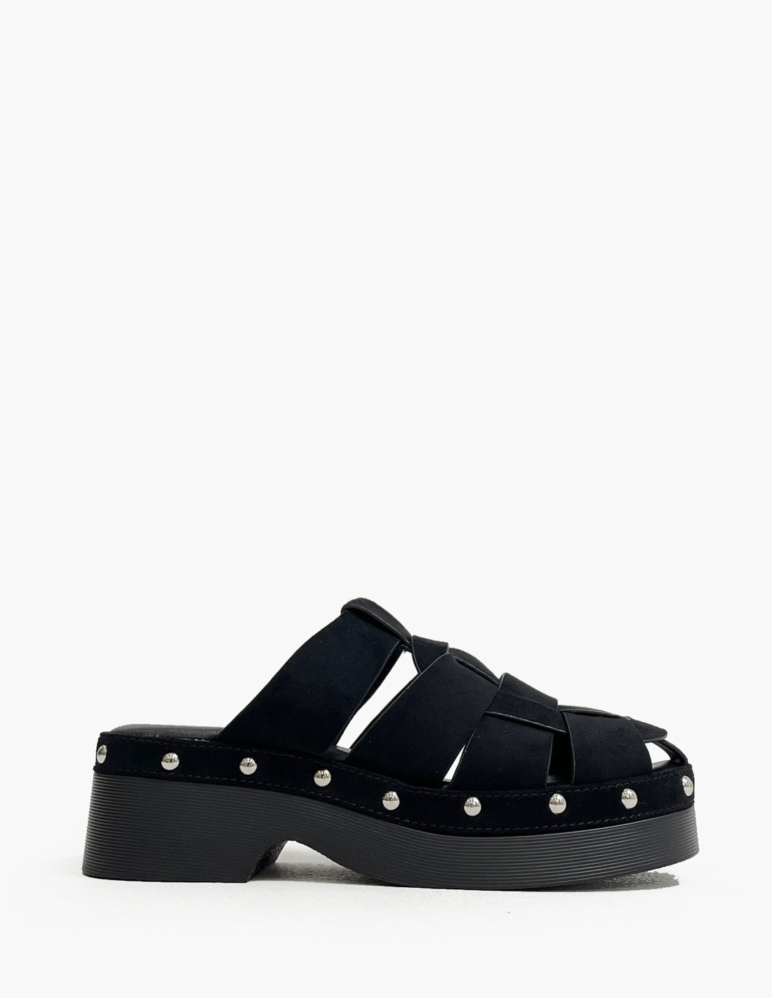 Zuecos negros estilo cangrejera con tachuelas_3617.jpg